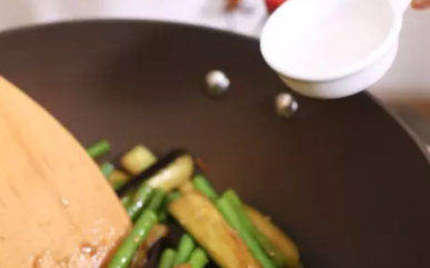 豆 角 炒 茄 子 的做法!