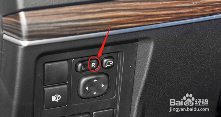 丰田普拉多汽车后视镜如何调节