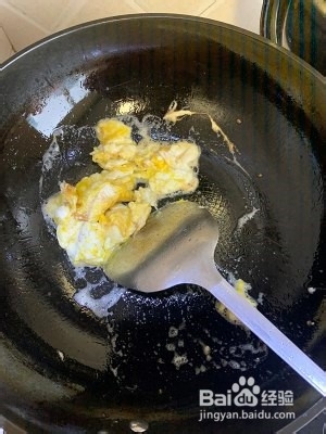 三文鱼炒紫米饭的做法