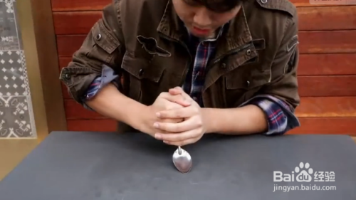 关于勺子变弯的魔术