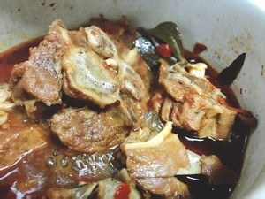 特色暖洋洋的羊蝎子煲