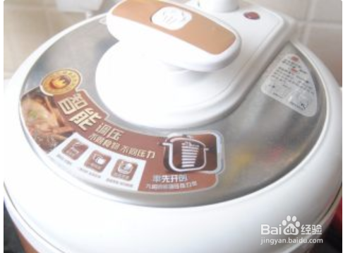 制作莲藕猪蹄汤