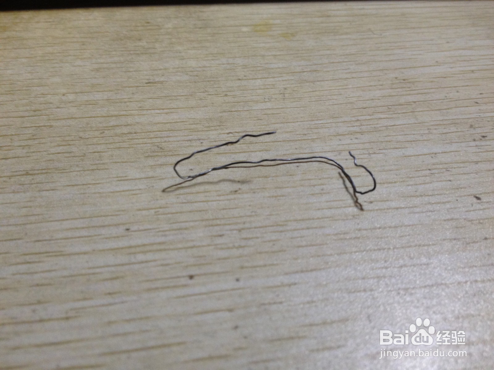 如何用一个小铁丝做单支中性笔的简易支架