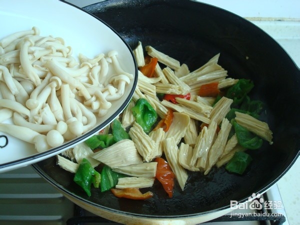 白玉菇炒腐竹的做法