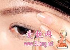 眼妆的小技巧:怎样化妆使眼睛变大