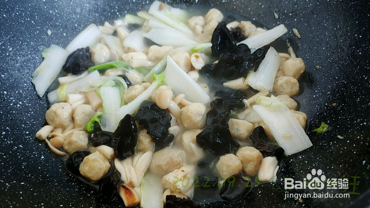 菌菇白菜焖鱼丸的做法