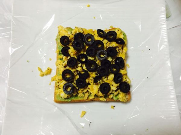 牛油果鸡蛋火腿三明治