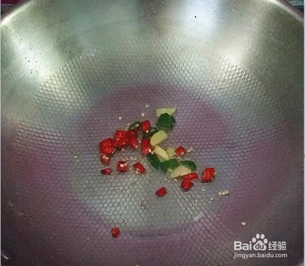 怎么制作美味的蒜苗炒猪血丸子？