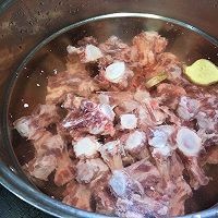 如何制作美味的牛骨萝卜汤