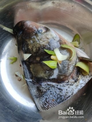 酱香鱼头冻豆腐的做法