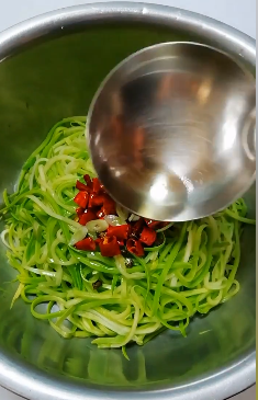 如何做凉拌西葫芦？