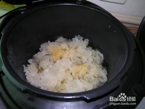 冬季进补吃什么：[1]雪耳鸡汤