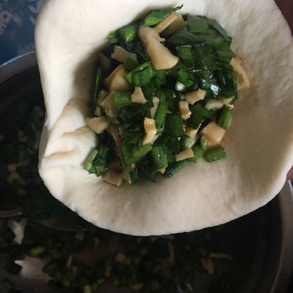鱿鱼丁韭菜包子