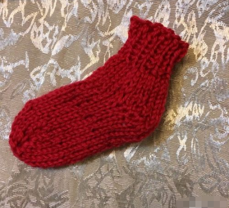 红毛线灰色毛线是怎么钩袜子的