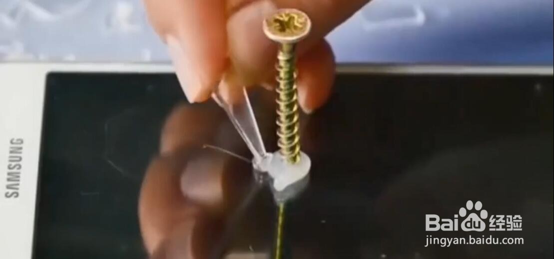 如何用塑料和钉子制作好玩有趣的现象。