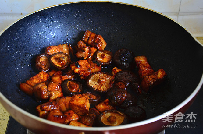 香菇炖肉的做法