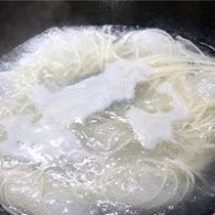 香辣牛肉酱蔬菜拌面