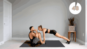 夫妻在家一起练的情侣健身提升伴侣关系的动作
