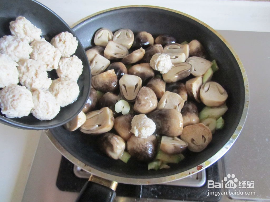 草菇焖鸡丸的做法