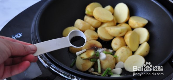 懒人炒菜之红烧土豆的做法