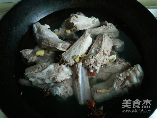 酸菜炖排骨的做法