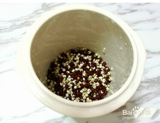 祛湿排毒的薏米红豆粥