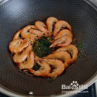 如何在家就能简单制作一份油焖大虾呢?