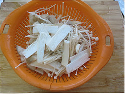 菌菇炖鸡汤怎么做
