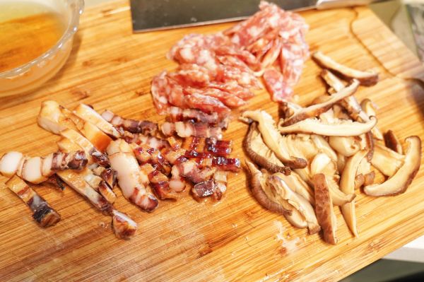 广式双拼腊味煲仔饭