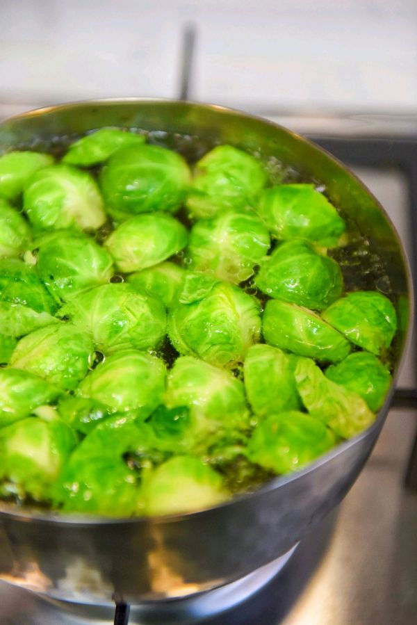 孢子甘蓝煎培根