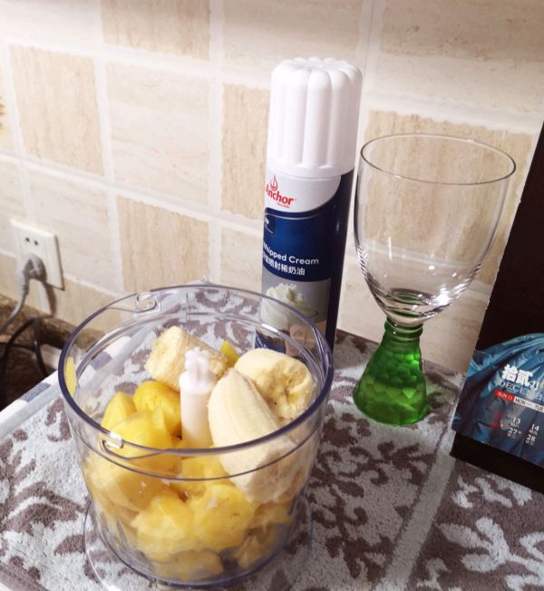 奶油菠萝香蕉奶昔
