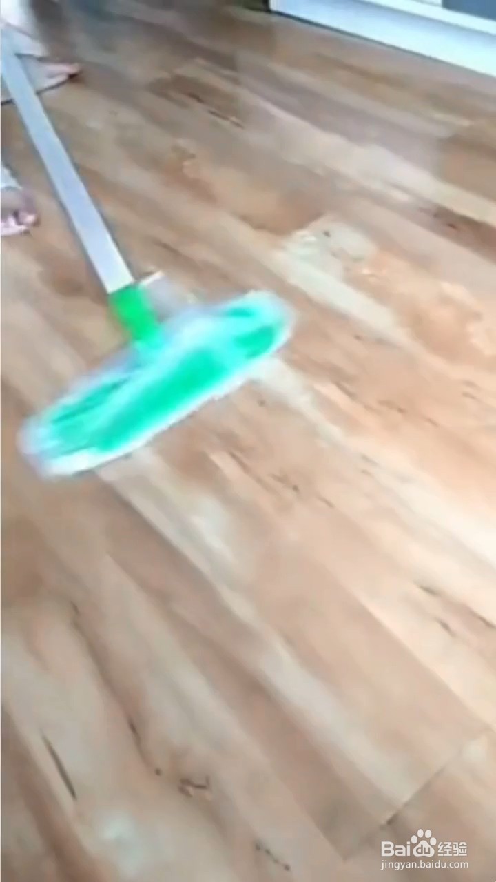 如何扫地上的头发？