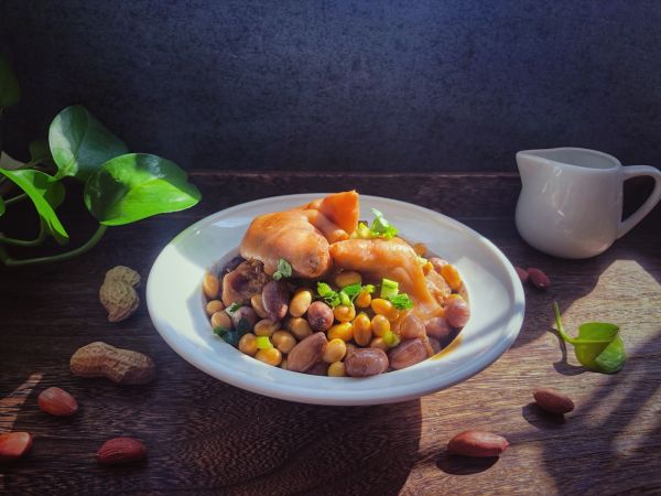 黄豆花生炖猪蹄