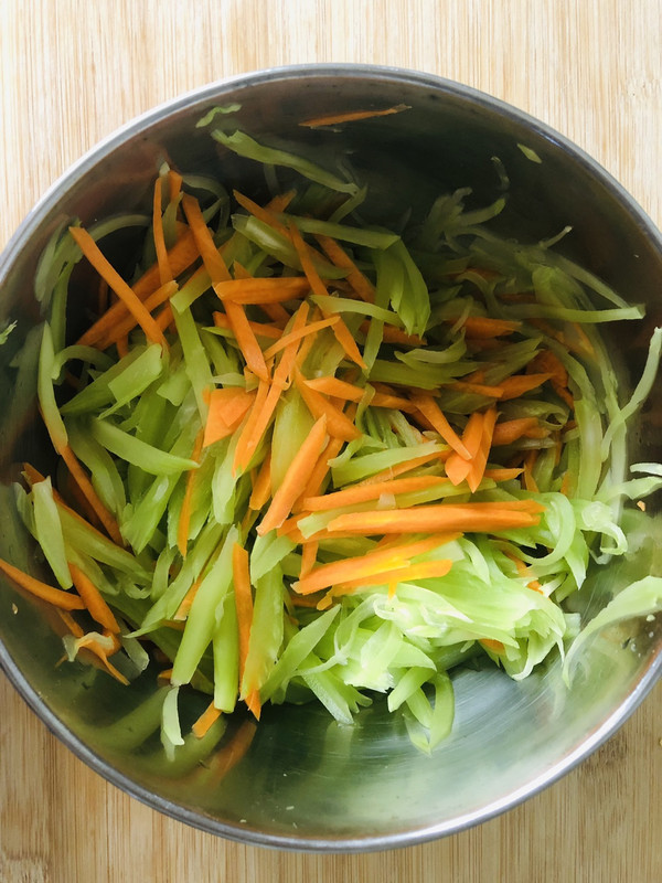 凉拌胡萝卜莴苣丝