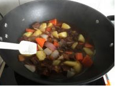 红焖土豆牛肉的家庭做法