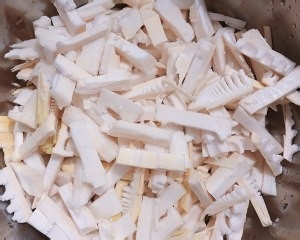 健康养生佳品葱香油焖笋的做法