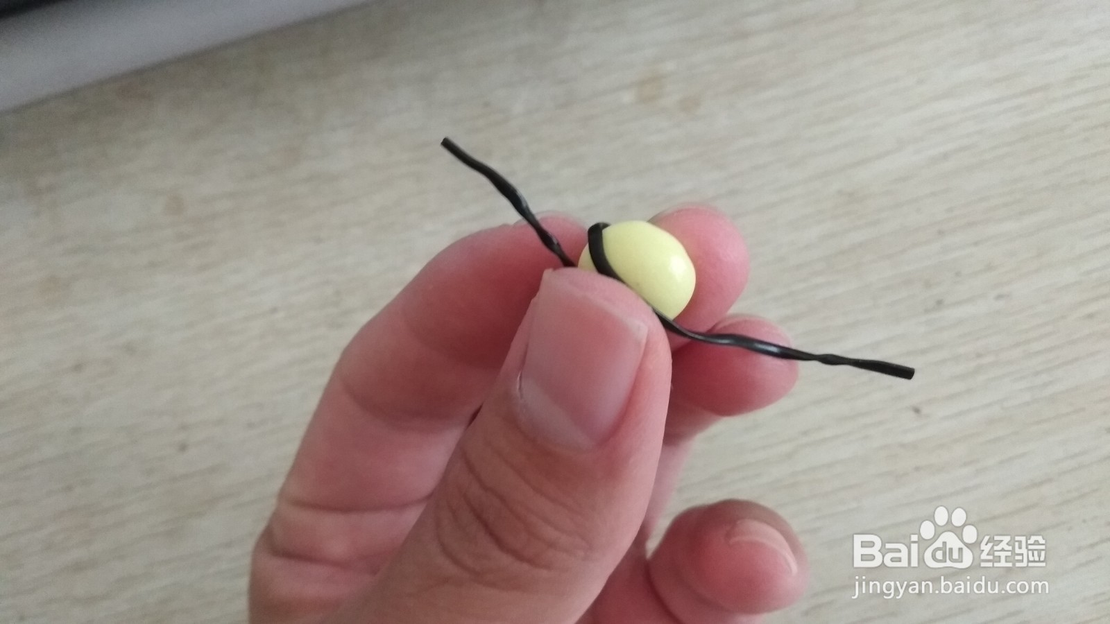 如何用口香糖和数据线绑绳做简易的手机支架