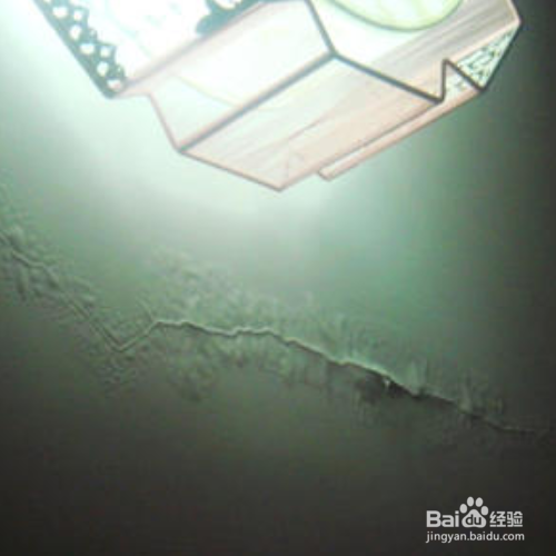 室内屋顶有细长裂缝怎么修补