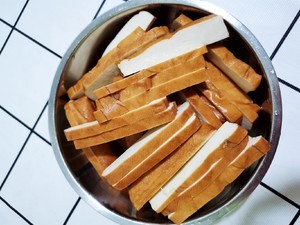 芹菜炒香干的做法