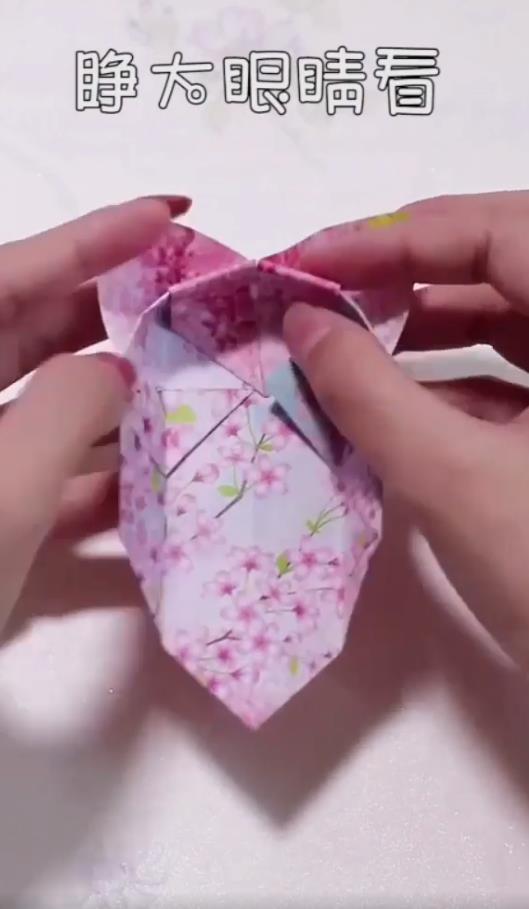 怎么用纸折耳朵盒子