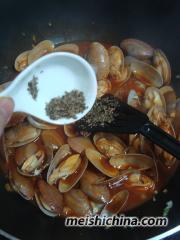 四步让花蛤快速去泥沙的妙招——番茄红烩花蛤