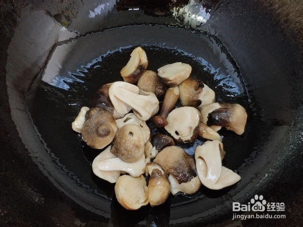 如何做草菇炒丝瓜