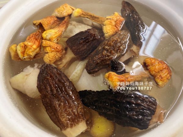 羊肚菌姬松茸海参鸡汤