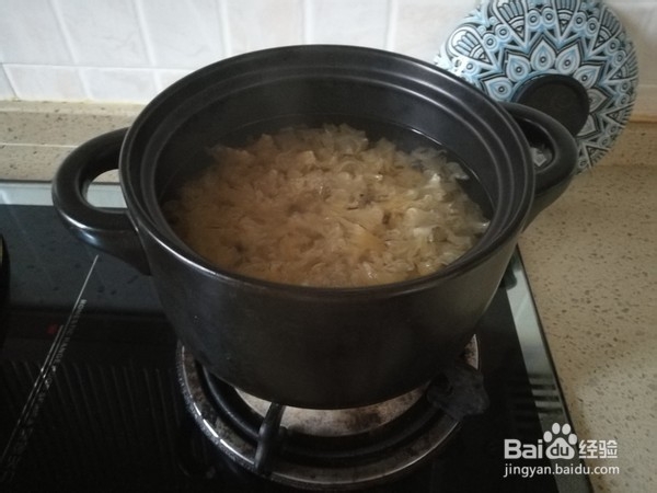 如何制作银耳雪梨百合红枣汤