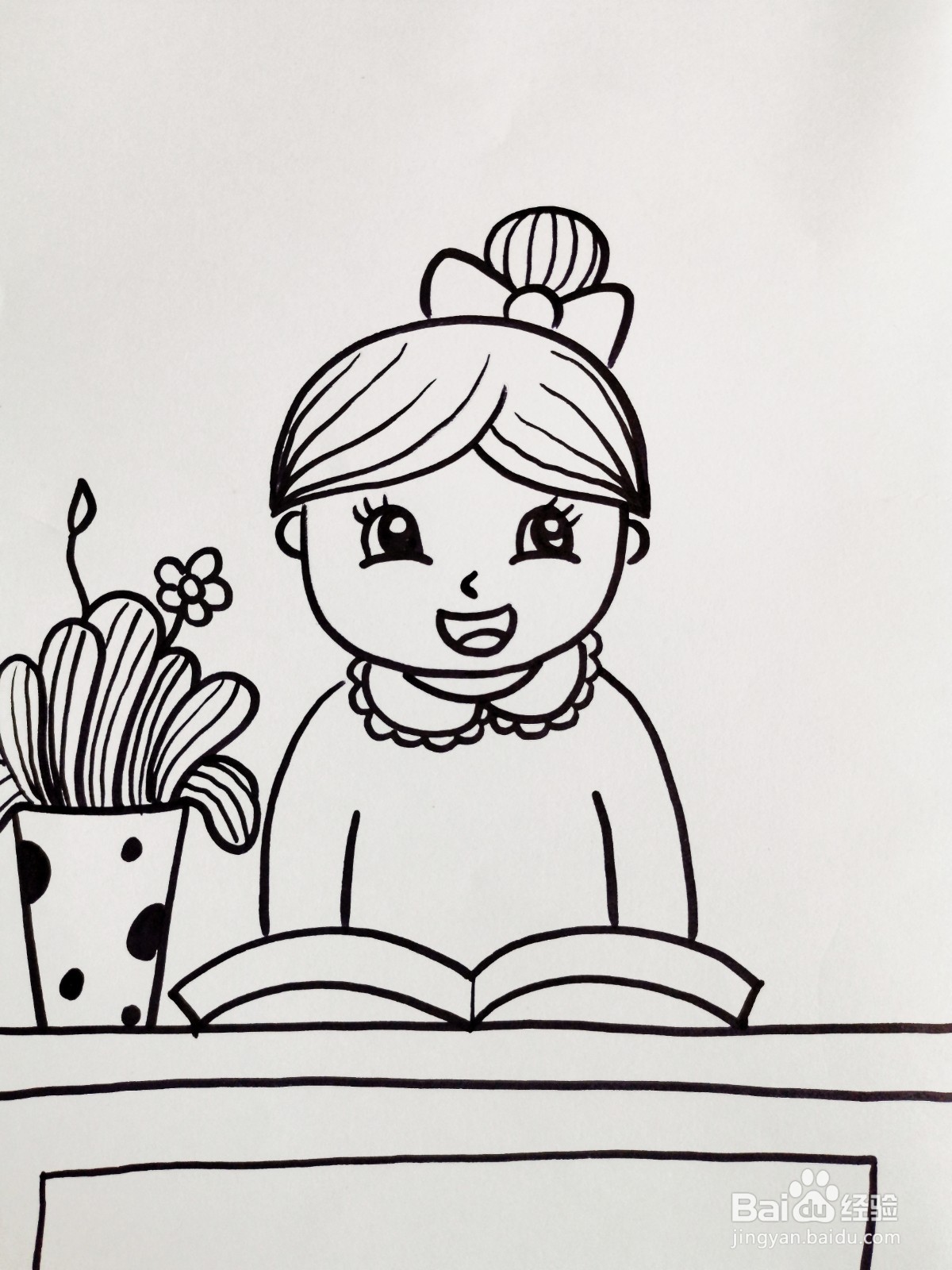 在桌子旁看书的女孩子