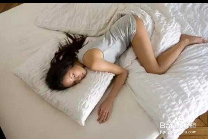 女生为什么喜欢夹着枕头睡觉