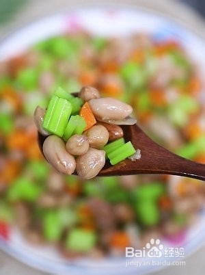 芹菜花生米的做法