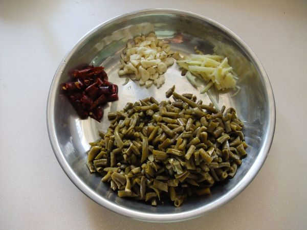 酸豆角焖禾花鱼