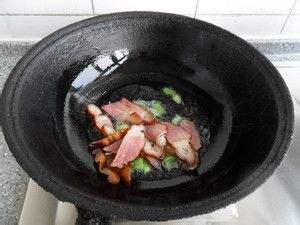 我家的营养早餐之腊肉炒烧饼