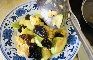 西葫芦炒木耳的做法